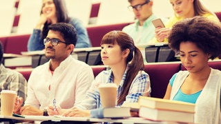 Studierende im Hörsaal: Die Zahl internationaler Studierender wächst: Im Wintersemester 202425 waren rund 402.000 eingeschrieben, vor allem aus Indien und China. Beliebt sind Ingenieurswissenschaften, Rechts-, Wirtschafts- und Sozialwissenschaften.