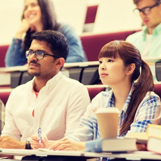 Studierende im Hörsaal: Die Zahl internationaler Studierender wächst: Im Wintersemester 202425 waren rund 402.000 eingeschrieben, vor allem aus Indien und China. Beliebt sind Ingenieurswissenschaften, Rechts-, Wirtschafts- und Sozialwissenschaften.