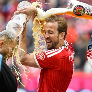 Der FC Bayern München feiert im Mai 2026 den 35. Meisterschaftstitel: Harry Kane bekommt eine Bierdusche auf dem Platz. Alkohol ist im Fußball präsent wie in keiner anderen Sportart. 