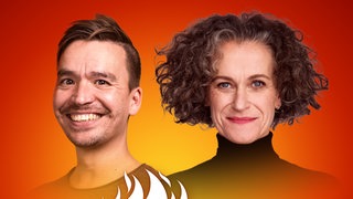 Gesa Gräfin von Schwerin und Bob Blume auf dem Podcast-Cover von "Die Schule brennt – Mit Bob Blume"
