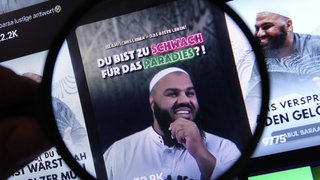 TikTok-Account des Salafistenpredigers Abul Baraa. Dort hat der gebürtige Libanese über 100.000 Follower: Islamisten treten im Internet gezielt mit Jugendlichen in Kontakt. Ihr Ziel: junge Menschen für ihre extremistische Ideologie gewinnen. 