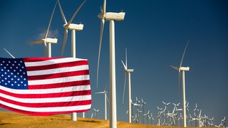 Teil des Windparks am Tehachapi Pass; Kalifornien, USA: In den USA wird massiv in erneuerbare Energien investiert. Unternehmen wollen damit Versorgungsengpässe und steigende Preise verhindern. 