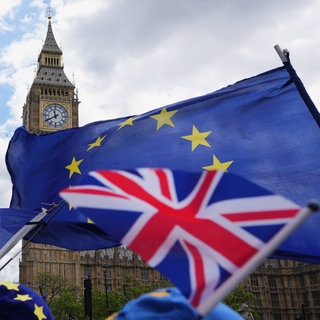 Pro-EU-Aktivisten schwenken im Mai 2026 Fahnen in der Nähe des Parlaments in London: Vor zehn Jahren stimmten die Briten für den Brexit; mit weitreichenden Folgen. Nun sieht es nach einer Annährung aus.