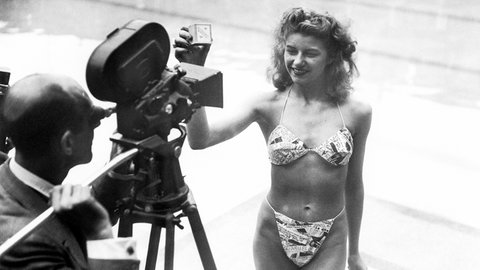 Micheline Bernardini, Tänzerin des Pariser Casinos, posiert am 5.7.1946 an einem Schwimmbecken in Paris im ersten Bikini der Welt für einen Kamermann. Der Ingenieur Louis Réard hatte das Kleidungsstück 1946 erfunden; es revolutionierte die Bademode.