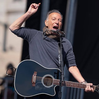 Der Musiker Bruce Springsteen am 28. März 2026 bei der No Kings Rally in St. Paul, Minnesota. Der Rockstar und "Boss" hat sich schon mehrfach gegen die Politik von Donald Trump positioniert.