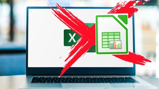 Auf einem Computer-Bildschirm ist das Icon von MS Office Excel durchgestrichen und durch das Icon von LibreOffice Calc ersetzt: Software im Abomodell ist teuer und die Daten liegen in der Cloud. 