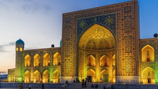 Tillakori-Medrese am Registan-Platz in Samarkand  Usbekistan: Moscheen wie aus Tausendundeiner Nacht neben Stalinbauten aus der Sowjetzeit. Usbekistan ist ein traditionsreiches Land an der ehemaligen Seidenstraße.
