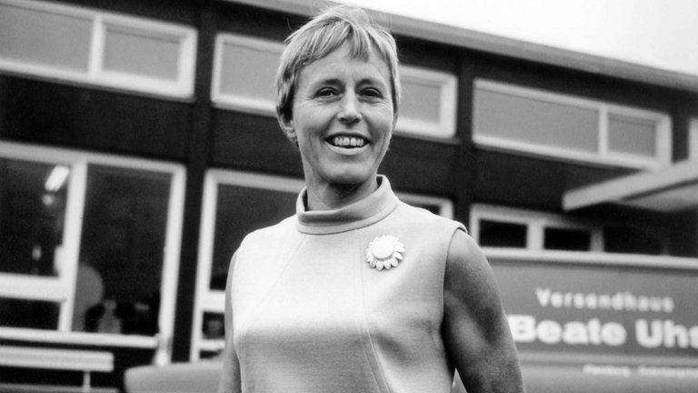 Beate Uhse, Gründerin und Chefin des Flensburger Versandunternehmens für Sex- und Hygieneartikel, im März 1969 vor ihrem Versandhaus in Flensburg
