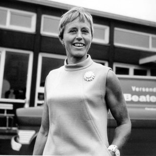 Beate Uhse, Gründerin und Chefin des Flensburger Versandunternehmens für Sex- und Hygieneartikel, im März 1969 vor ihrem Versandhaus in Flensburg