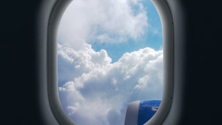 Blick aus dem Fenster eines Flugzeugs: Würde man während des Fluges nach draußen gezogen, wenn das Fenster kaputt gehen würde?