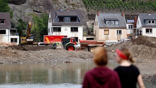 Nach dem Jahrhunderthochwasser in der Eifel durch heftige Regenfälle und Dauerregen mit Überschwemmungen und Überflutungen haben die Aufräumarbeiten im Ahrtal große Fortschritte gemacht.