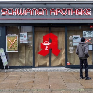 Eine geschlossene Apotheke ist von innen mit Packpapier zugeklebt: Steigende Kosten, Lieferengpässe, Fachkräftemangel: 400 Apotheken schlossen 2024. Alternative Modelle bieten keine Beratung. Was tun?