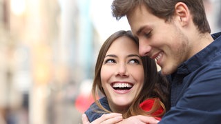 Glücklich verliebtes junges Paar: Verliebtsein und Liebe sind hirnphysiologisch völlig unterschiedliche Prozesse. Verliebtsein ähnelt einem Suchtverhalten. Wenn wir verliebt sind, wird im Gehirn Dopamin ausgeschüttet und das Belohnungssystem aktiviert.