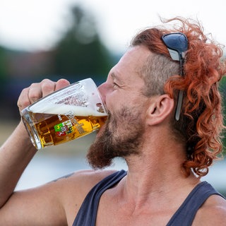Ein Mann trinkt ein Glas Bier: Ist jedes Bier isotonisch oder nur alkoholfreies?