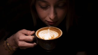 Eine Frau trinkt Kaffee.