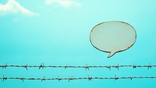 Sprechblase mit Stacheldraht: Wer durch Instagram oder TikTok scrollt, begegnet Algospeak. Emojis und Buchstaben-Verdreher sollen die Inhaltsfilter bei Social Media umgehen und Aufklärungs-Content, aber auch Hassbotschaften verbreiten.