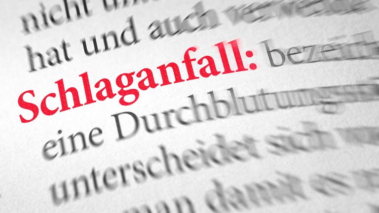 Das Wort "Schlaganfall" in roter Schrift, hervorgehoben in einem Text zur Definition des Schlaganfalls: Der Schlaganfall zählt zu den häufigsten Todesursachen und ist die häufigste Ursache für bleibende Behinderungen. 