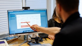 Symbolbild: Ein Hausarzt lädt in seiner Praxis Dokumente in eine elektronische Patientenakte "ePA"
