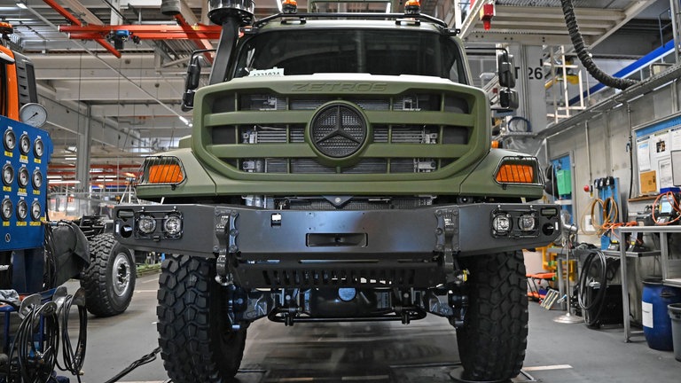 Ein Zetros in einer Produktionshalle bei Mercedes-Benz Trucks in Wörth am Rhein: Der Staat investiert Milliarden in neue Rüstungsaufträge und Rüstungskonzerne brauchen Fachkräfte und Kapazitäten. Eine Chance für die schwächelnde Automobilindustrie?