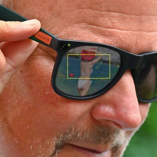 Fotomontage; Symbolfoto: Smartglasses fangen heimlich eine Frau im Bikini am Strand ein.