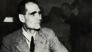 Rudolf Heß (1894 - 1987) während während der Nürnberger Kriegsverbrecherprozesse beim Essen