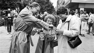 Bundesgesundheitsministerin Rita Süssmuth (rechts) und und die amerikanische Sexualtherapeutin Ruth Westheimer (Mitte) sammeln am 29. Mai 1987 auf der Königsallee in Düsseldorf Spenden für an Aids erkrankte Kinder in der Bundesrepublik. Die Spendenaktion "Aids-Kids" soll einen bessere Betreuung und Versorgung der rund 400 Aids-kranken Kinder in Deutschland gewährleisten.