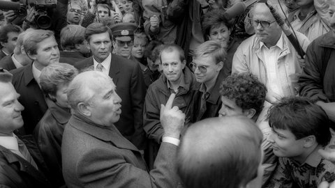 Der zu einem Staatsbesuch in der DDR weilende sowjetische Präsident Michail Gorbatschow spricht am 6.10.1989, am Vorabend des 40. Jahrestages der Gründung der DDR. auf der Straße Unter den Linden in Berlin mit Bürgern der DDR. 