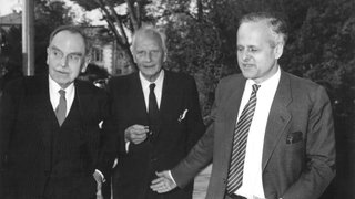 Carl Friedrich von Weizsäcker (rechts), Otto Hahn (links) und Walther Gerlach (Mitte) treffen am 17. April 1957 im Bonner Palais Schaumburg ein, um mit Bundeskanzler Konrad Adenauer die von ihm scharf kritisierte "Göttinger Erklärung" zu diskutieren