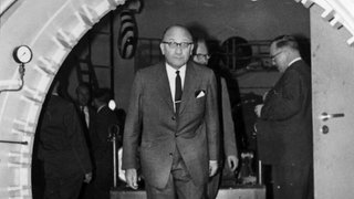 Atomminister Siegfried Balke in der Materialschleuse, die in das Reaktorgebäude führt. Balke stattete dem ersten deutschen Atomkraftwerk in Kahl am Main am 28. Oktober 1960, kurz vor der Inbetriebnahme, einen Besuch ab.