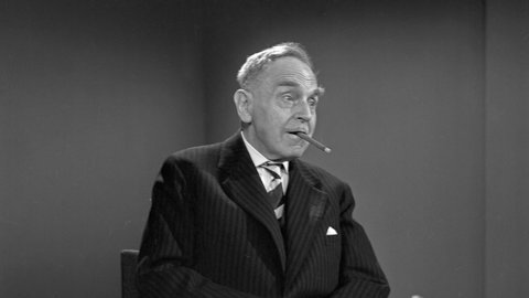 Otto Hahn anlässlich eines Gesprächs mit Heinz Haber (nicht im Bild) in Hamburg, um 1962