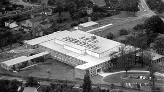 Blick auf die Fernsehstudios des Nordwestdeutschen-Rundfunks in Hamburg-Lockstedt (undatiert). Am 1. Januar 1948 ging der NWDR in deutsche Verwaltung über und wurde nach britischem BBC-Vorbild "Anstalt des öffentlichen Rechts".