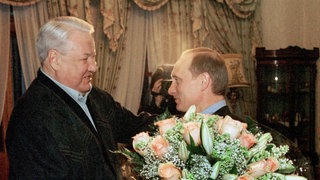Der gewählte russische Präsident Wladimir Putin (rechts) erhält am 27. März 2000 einen Blumenstrauß von seinem Vorgänger Boris Jelzin während ihres Treffens in Boris Jelzins Residenz außerhalb von Moskau