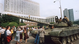 Die Moskauer Bevölkerung leistet am 19. August 1991 Widerstand gegen einrollende Panzer der Roten Armee vor dem russischen Regierungsgebäude, dem "Weißen Haus"