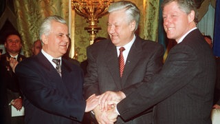 Im Vorfeld des Budapester Memorandums 1994 besiegeln US-Präsident Bill Clinton, der russische Präsident Boris Jelzin und der ukrainische Präsident Leonid Krawtschuk im Januar 1994 ein Dreier-Abkommen über die Abrüstung aller ehemals sowjetischen Atomwaffen auf dem Gelände der Ukraine.