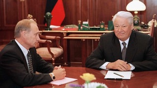 Der russische Präsident Boris Jelzin (rechts) und der von ihm vorgeschlagene Ministerpräsident Wladimir Putin am 10. August 1999 im Moskauer Kreml