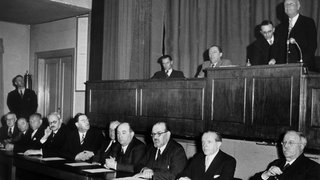 Das erste Kabinett des neuen Südweststaates Baden-Württemberg am 25.4.1952 in Stuttgart. Zu sehen sind unten auf der Regierungsbank (v.l.n.r.): Ministerpräsident Reinhold Maier, Wirtschaftsminister Veit, Innenminister Ulrich, Justizminister Viktor Renner, Kultusminister Gotthilf Schenkel, Finanzminister Fritz Frank, Landwirtschaftsminister Friedrich Herrmann, Arbeitsminister Ermin Hohlwegler, Flüchtlingsminister Eduard Fiedler, Staatssekretär Kaufmann.