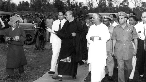 Der Dalai Lama in einer dunklen Robe bei seiner Ankunft am 18. April 1959 im indischen Foothill, 70 Kilometer vor Tezpur