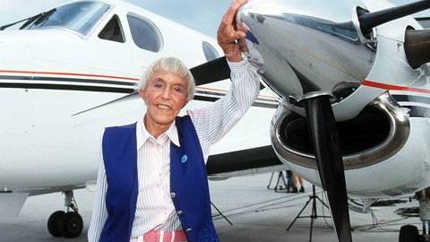 Beate Uhse, Gründerin der Beate Uhse AG, 1999 vor ihrem Privatjet