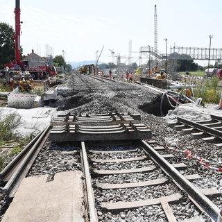 An der Baustelle des Bahntunnels Rastatt fanden am 25. August 2017 bei Niederbühl Arbeiten statt. Dort haben sich Bahngleise abgesenkt. Zur Stabilisierung der abgesenkten Gleise an der Rheintalbahn wurde der Rastatter Tunnel auf 150 Metern mit Beton befüllt. Die Bahnstrecke zwischen Rastatt und Baden-Baden war seit dem 12. August 2017 gesperrt. Erst Anfang Oktober 2017 wird die Strecke wieder freigegeben.