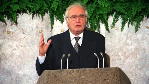 Martin Walser am Rednerpult: Schriftsteller Martin Walser spricht nach Entgegennahme des Friedenspreises des Deutschen Buchhandels am 11. Oktober 1998 in der Frankfurter Paulskirche. In seiner Rede kritisierte Walser die Vergangenheitsbewältigung der Deutschen und die Pläne für das Holocaust-Mahnmal in Berlin. Zuvor war er für sein literarisches Werk und sein Eintreten für die deutsche Wiedervereinigung mit dem Friedenspreis geehrt worden.