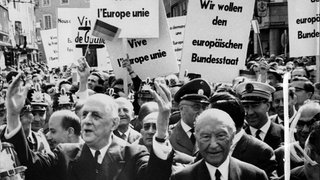 Der französiche Präsident Charles de Gaulle und der deutsche Bundeskanzler Konrad Adenauer am 9. Mai 1962 in Bonn