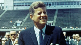 US-Präsident John F Kennedy bei seiner Rede über die Möglichkeiten einer Mondmission im Stadion der Rice University am 12. September 1962