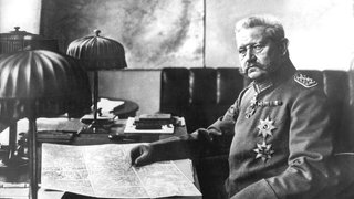 Generalfeldmarschall Paul von Hindenburg (1847 - 1934) am 2. Oktober 1917, seinem 70. Geburtstag, im Großen Hauptquartier des Westens in Bad Kreuznach