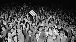In den Straßen von Tel Aviv jubelt die jüdische Bevölkerung, nachdem am 30. November 1947 im Radio verkündet worden war, dass die Vereinten Nationen die Teilung Palästinas und den neuen jüdischen Staat planen. Die Resolution 181 der UN-Generalversammlung wurde am 29. November 1947 mit einem Teilungsplan zur Lösung des arabisch-israelischen Konflikts im britischen Mandatsgebiet Palästina verabschiedet.