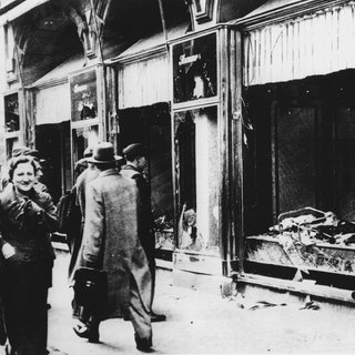 Zerstörtes und geplündertes jüdisches Geschäft in Berlin: In der Reichspogromnach, am 9. November 1938, setzten organisierte Nazi-Schlägertrupps jüdische Geschäfte und Synagogen in Brand.