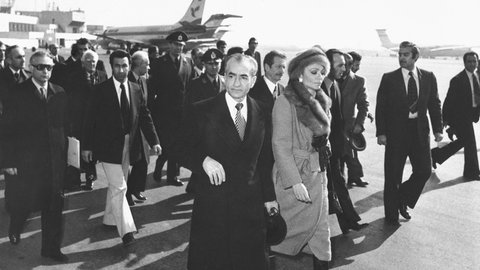 Schah Mohammad Reza Pahlavi und Kaiserin Farah gehen am 16.1.1979 über das Rollfeld des Mehrabad Airport zu einem Flugzeug, um das Land zu verlassen. Der Schah verließ im Zuge der islamischen Revolution von seinen Thron.