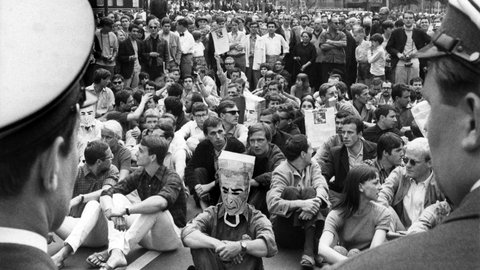 Demonstranten im Sitzstreik werden am 2.6.1967 vor dem Rathaus Schöneberg in Berlin von der Polizei beobachtet. Die Demonstranten protestierten gegen den Besuch des persischen Herrschers Schah Reza Pahlevi. Bei den Zusammenstößen zwischen Demonstranten und Polizei die später am Tag folgten wurde der Student Benno Ohnesorg erschossen.