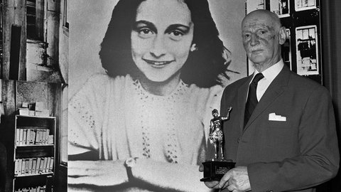 Otto Frank hält am 14. Juni 1971 in London den Golden Pan Award, der für den Verkauf von einer Million Exemplaren des berühmten Buchs seiner Tochter, "Das Tagebuch der Anne Frank" verliehen wurde, in der Hand. Im Hintergrund eine große Porträtaufnahme von Anne Frank.