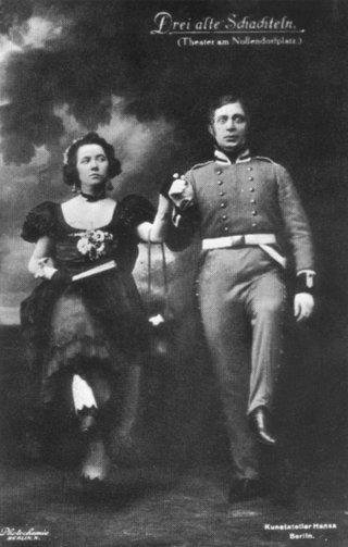 Szenenbild aus der Aufführung "Drei alte Schachteln" mit Claire Waldoff, im Berliner Theater am Nollendorfplatz. Foto 1918