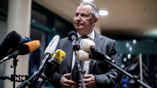 Landrat Stephan Pusch gibt am 9.3.2020 eine Erklärung in Heinsberg ab: Ein 78 Jahre alter Mann, der mit dem Coronavirus infiziert war, war im Krankenhaus gestorben.